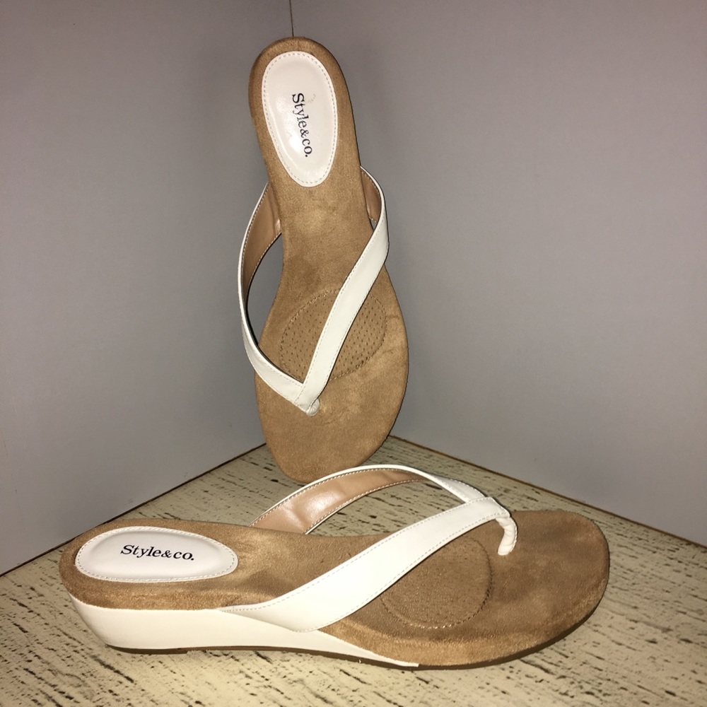 MACY’S CUTE WHITE SANDALS YOU ARE GOING TO LOVE - Picture 4 of 4